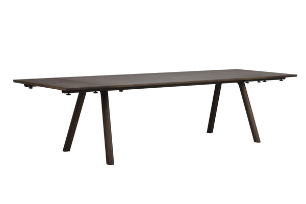 Mörkbrun matbord i trä med sneda ben och rektangulär skiva i modern skandinavisk design