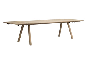 Stort ljust skrivbord i trä med sneda ben och metalldetaljer, modern skandinavisk design