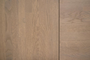 Ljust ekträgolv med synlig åderstruktur i två nyanser bredvid varandra