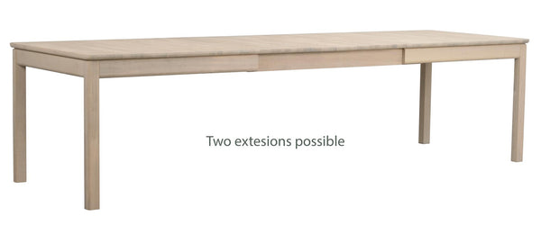 Ljust träbord med utdragsfunktion, två förlängningsplattor synliga under bordsskivan