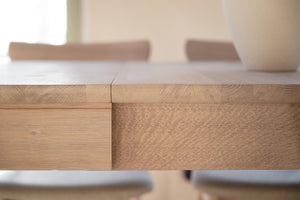 Matbord i massiv ek med utdragsfunktion, närbild av skarvmekanism och trästruktur