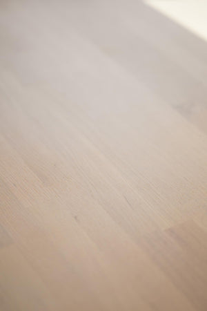 Ljust trägolv i ek med naturlig struktur och matt yta i närbildsvy