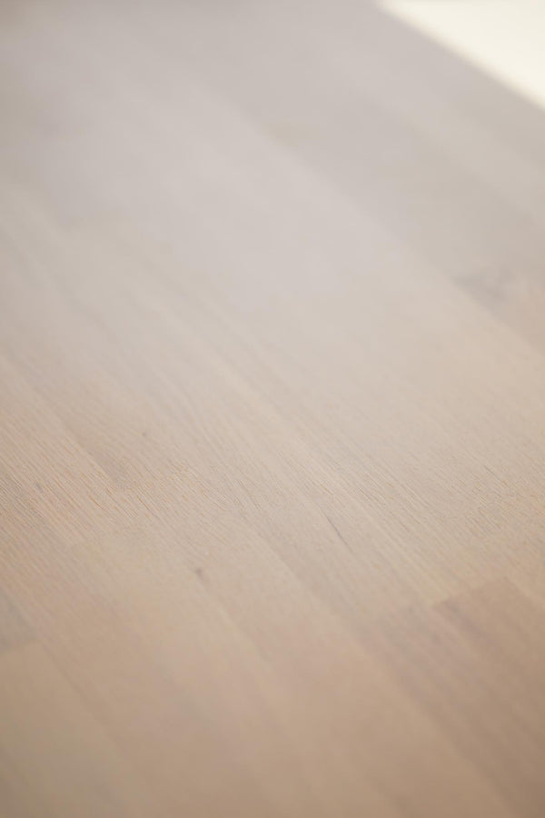Ljust trägolv i ek med naturlig struktur och matt yta i närbildsvy