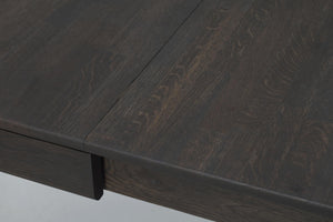 Soffbord i mörkt trä med låda, närbild av hörn och trästruktur