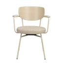 Matstol med armstöd, ljust trä, beige klädsel och vitlackerade metallben, framifrån