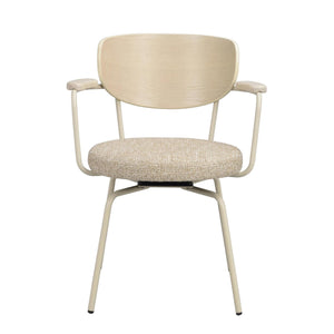 Matstol med armstöd, ljust trä, beige klädsel och vitlackerade metallben, framifrån