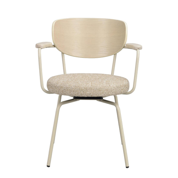 Matstol med armstöd, ljust trä, beige klädsel och vitlackerade metallben, framifrån