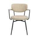Stol med beige klädsel, svart metallstomme och ljusa träarmstöd i modern design