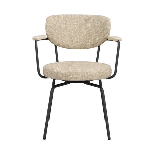 Stol med beige klädsel, svart metallstomme och ljusa träarmstöd i modern design