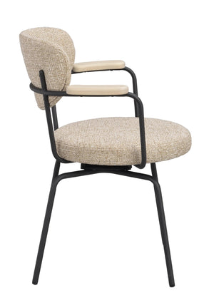 Fåtölj med beige klädsel och svart metallstomme med armstöd i ljust trä, sidovy