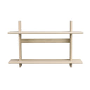 Väggmonterad hylla i ljust trä med två hyllplan och mellanliggande förvaring