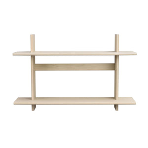 Väggmonterad hylla i ljust trä med två hyllplan och mellanliggande förvaring
