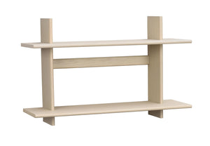 Ljus väggmonterad hylla i trä med två hyllplan och vertikala stödben i minimalistisk design