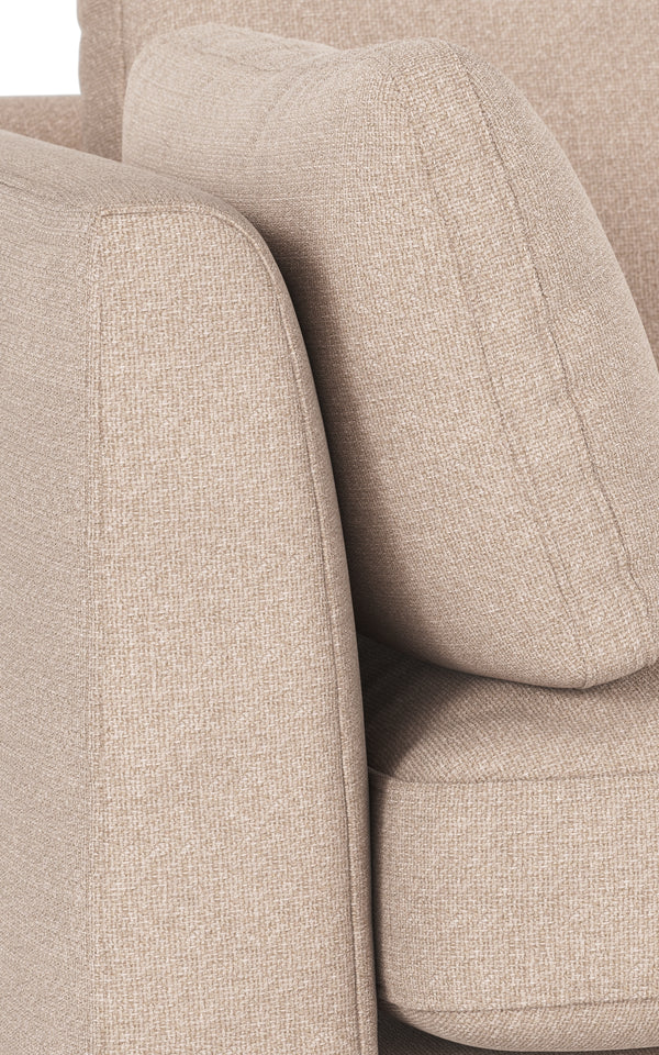 Beige fåtölj med stoppad armledare och mjuk klädsel i närbildsvy