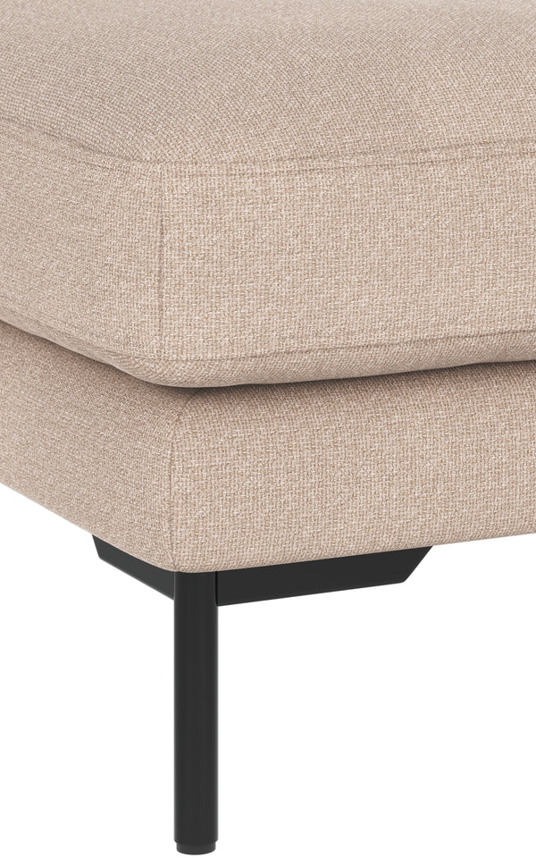 Närbild på beige stoppade sittdynor med linnelook på fåtölj med svarta metallben