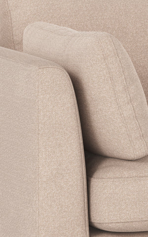 Beige fåtölj med mjuka rundade armstöd och klädsel i linneblandning, närbildsdetalj av komfort och design