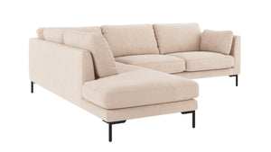 Beige hörnsoffa med schäslong och svarta metallben i modern design