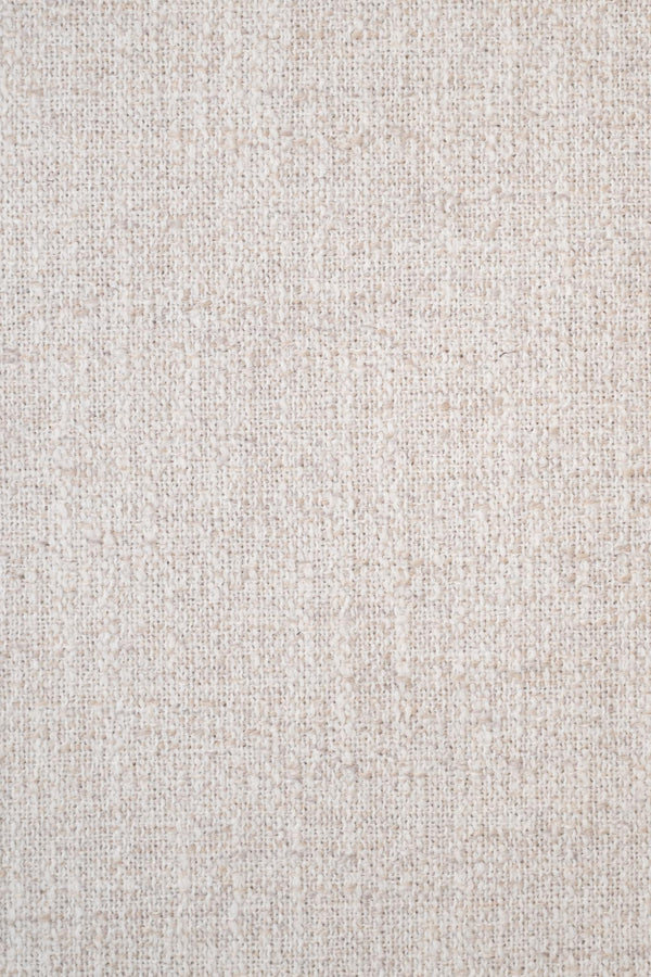 Närbild av ljus linneduk med naturlig vävstruktur i beige och vitt