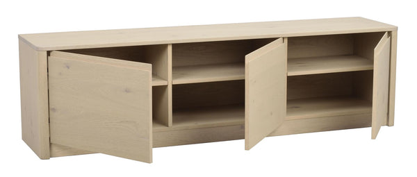 Ljust TV-bänk i trä med öppna dörrar som visar hyllor och förvaringsutrymmen