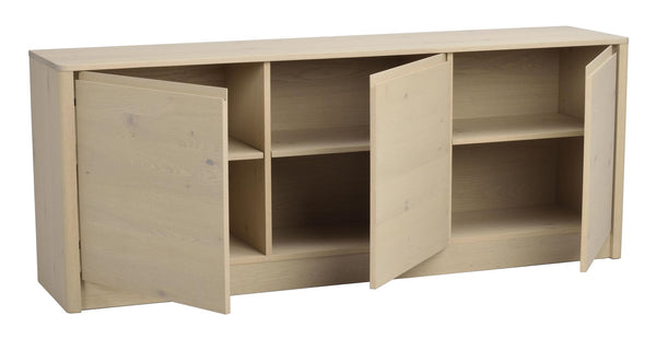 Ljust träskåp med öppna dörrar som visar hyllor och förvaringsutrymmen i naturligt trä