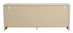 Baksida av ljust trä skänk med monteringskrokar och fotlist synlig