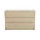 Ljus träbyrå med tre lådor i skandinavisk design, frontvyn mot vit bakgrund