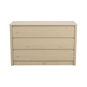 Ljus träbyrå med tre lådor i skandinavisk design, frontvyn mot vit bakgrund