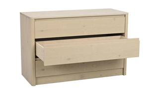 Ljus träbyrå med tre lådor där mittenlådan är utdragen och visar förvaringsutrymmet