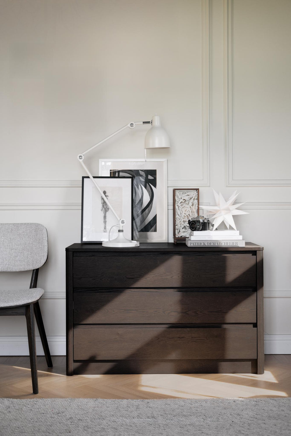 Mörkbrun byrå med tre lådor i trä, modern design med släta fronter och synlig trästruktur