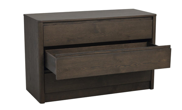 Mörkbrun byrå med tre lådor, varav en utdragen, i modern design med träfanér