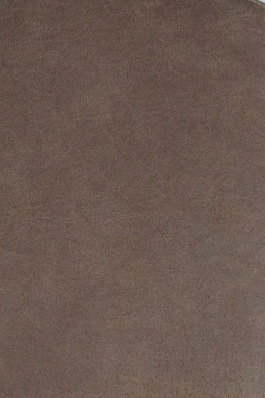 Mörkbrun nubuckskinnyta med mjuk, matt finish och naturlig textur