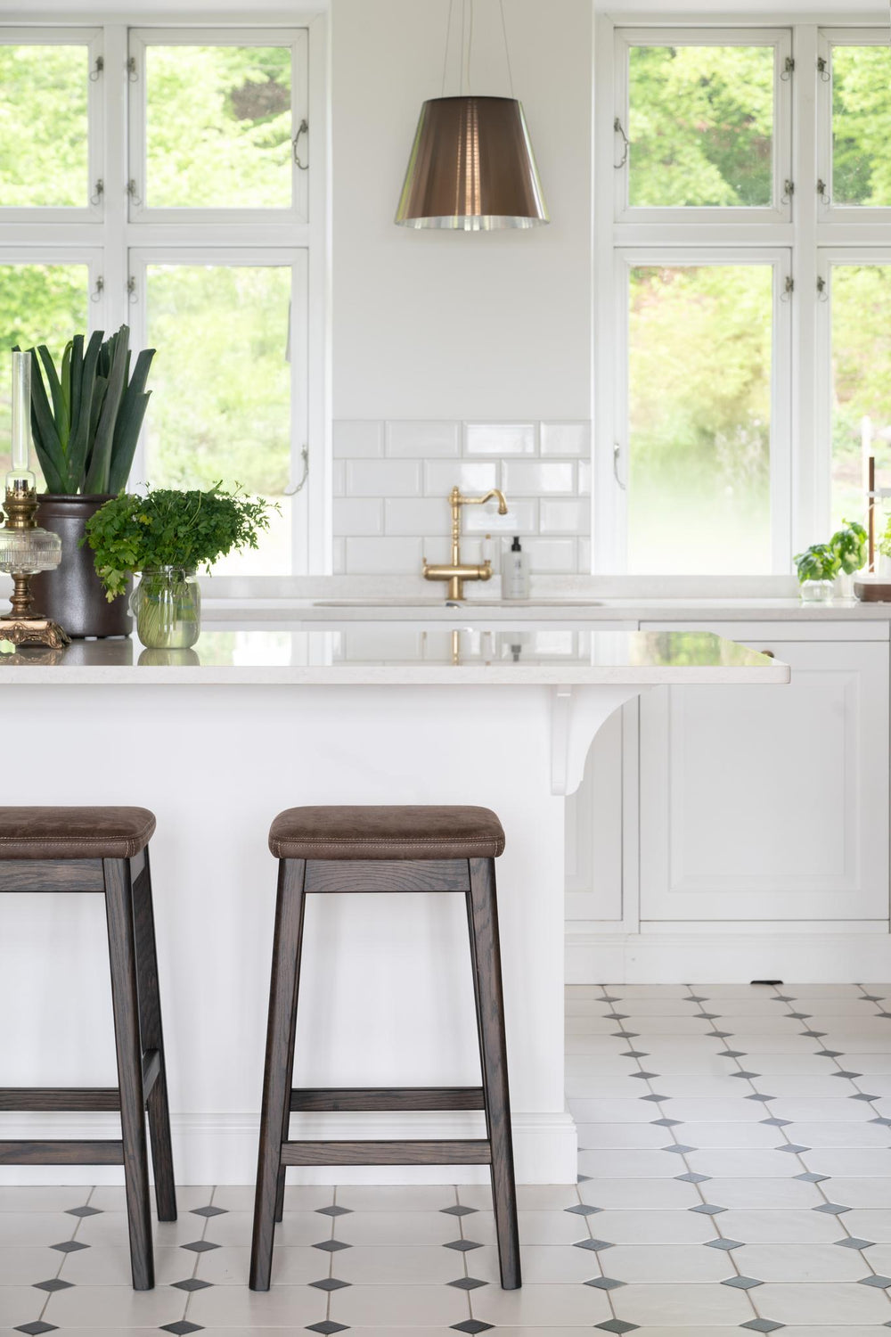 Barpall i mörkbetsad ek med brun konstläderklädsel, raka ben och fotpinnar