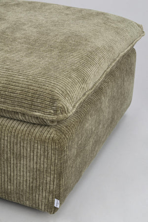 Olivgrön sittdyna i manchesterfibrer med synliga räfflor och vit Moumout-etikett i hörnet