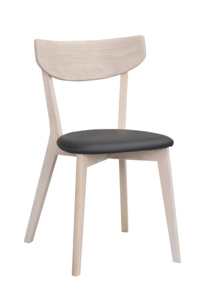 Ljus trässtol med svart stoppad sits och ergonomisk rygg i nordisk design
