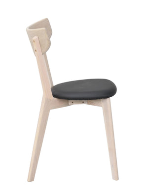 Stol i ljust trä med svart stoppad sits, sidovy mot vit bakgrund