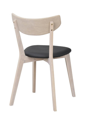 Stol med ljust trä och svart sits, sedd från baksidan med curved ryggstöd