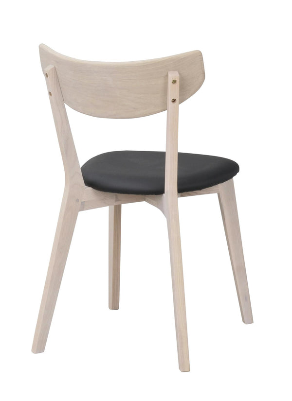 Stol med ljust trä och svart sits, sedd från baksidan med curved ryggstöd