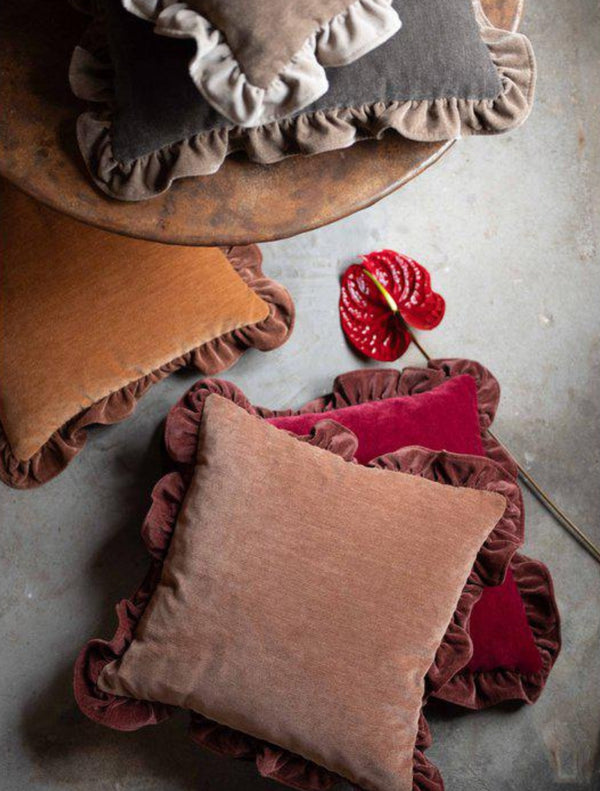 Selma Kuddfodral 45x45cm Sammet- miljöbild #Vinröd