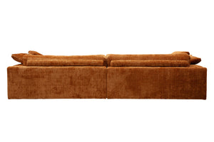 Orange sammetssoffa med avtagbara kuddar sedd bakifrån mot vit bakgrund