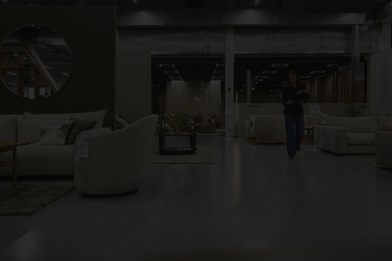 Modern möbelutställning med soffor, soffbord och belysning i showroom med elegant inredning