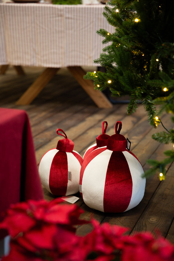 Röd-vita julkulor i tyg under julgran med belysning, juldekoration för hem