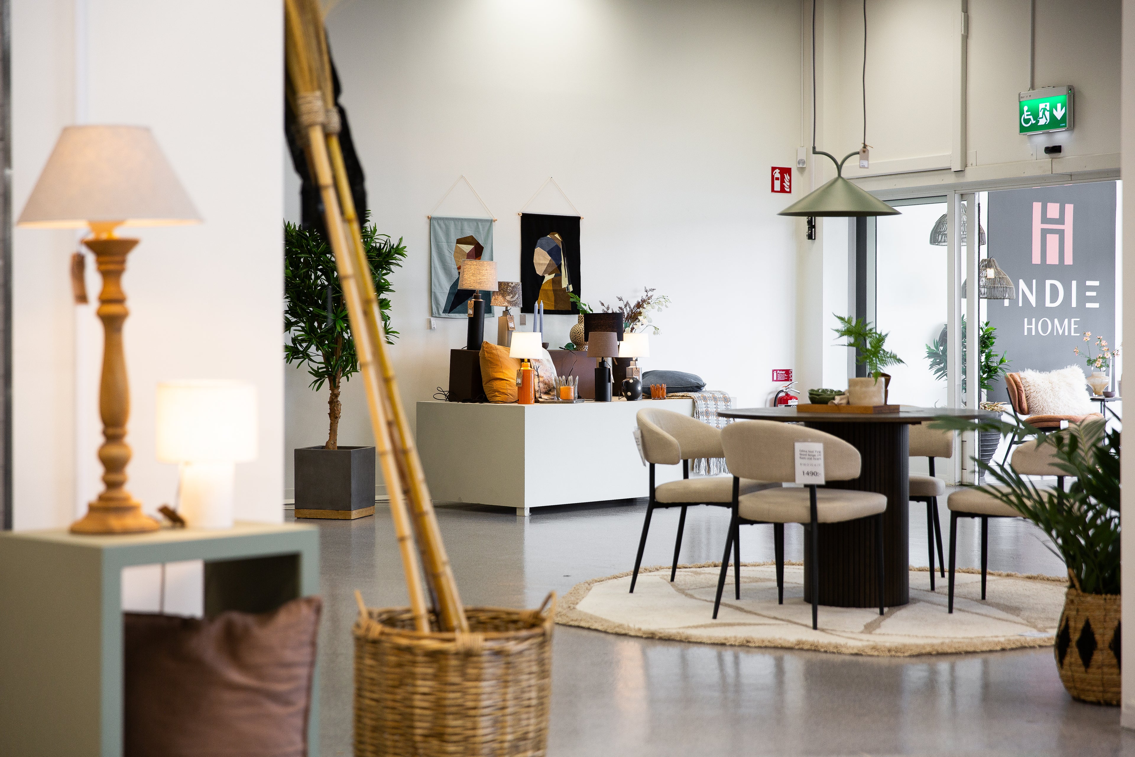 Modernt matbord med stolar i showroom med ljus inredning och dekorativa växter