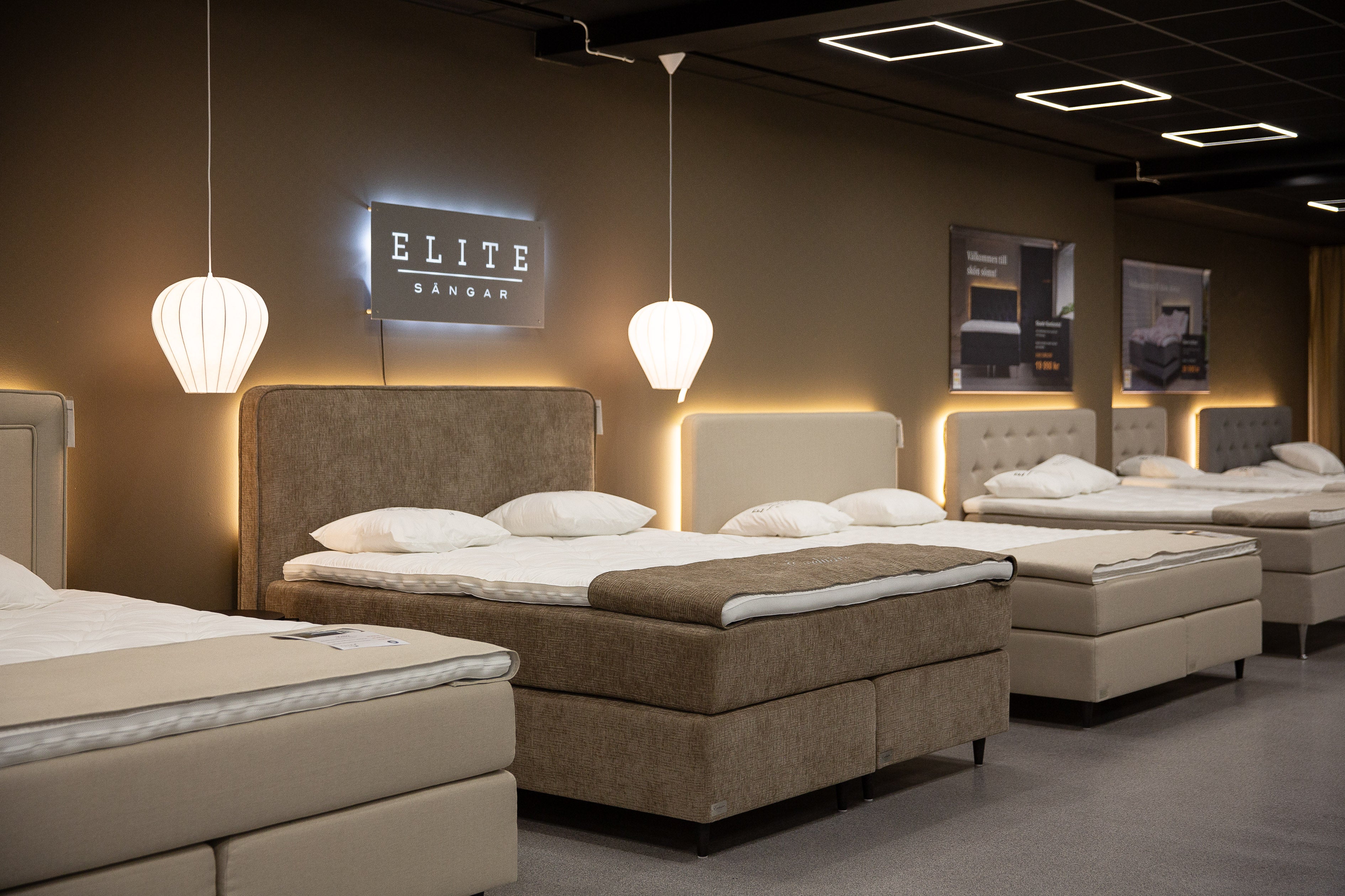Elite Sängar showroom med kontinentalsängar i olika färger, belysning och madrasser